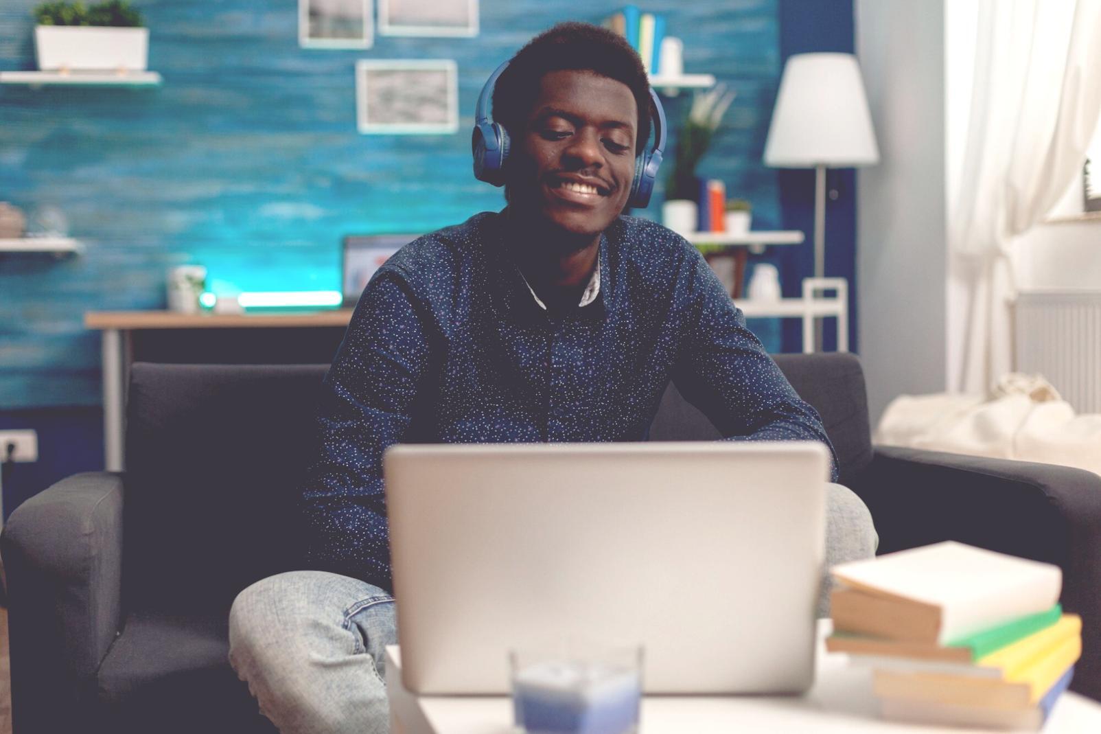 Modernes Büroumfeld mit kreativen Arbeitsbereichen