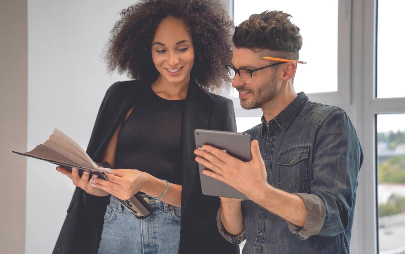 Teammitglieder bei der Zusammenarbeit an innovativen Finanzlösungen