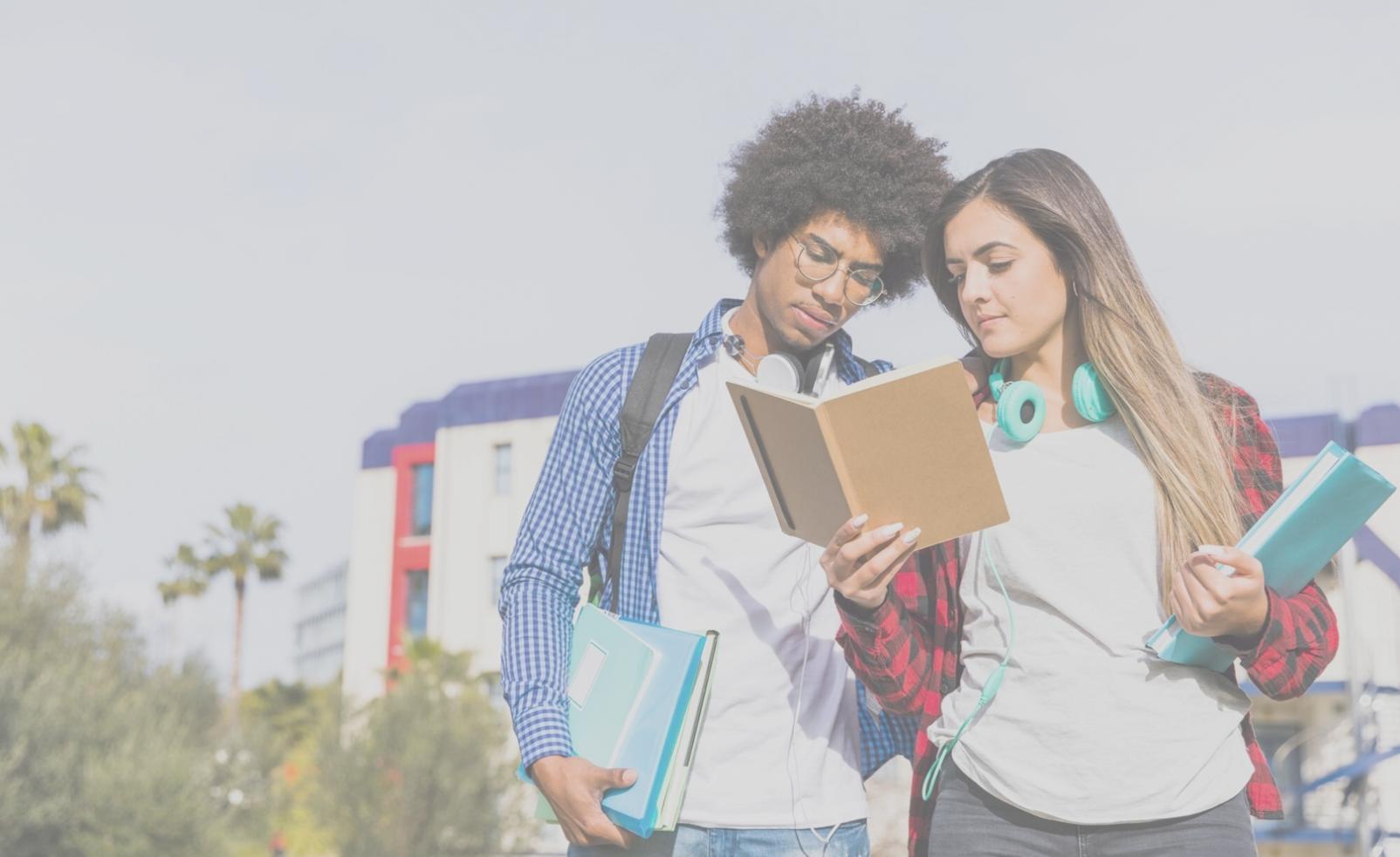 Personen diskutieren über Finanzcharts und Investmentstrategien